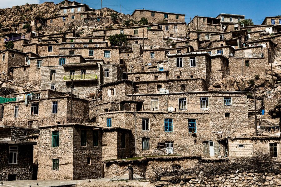 Houses stacked up on a hill in Iran before the earthquake. Photo License found at bit.ly/2hGqcPv. 
