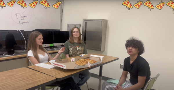 Navigation to Story: Pizza with Tonny: Ceramics Students Talk about Art